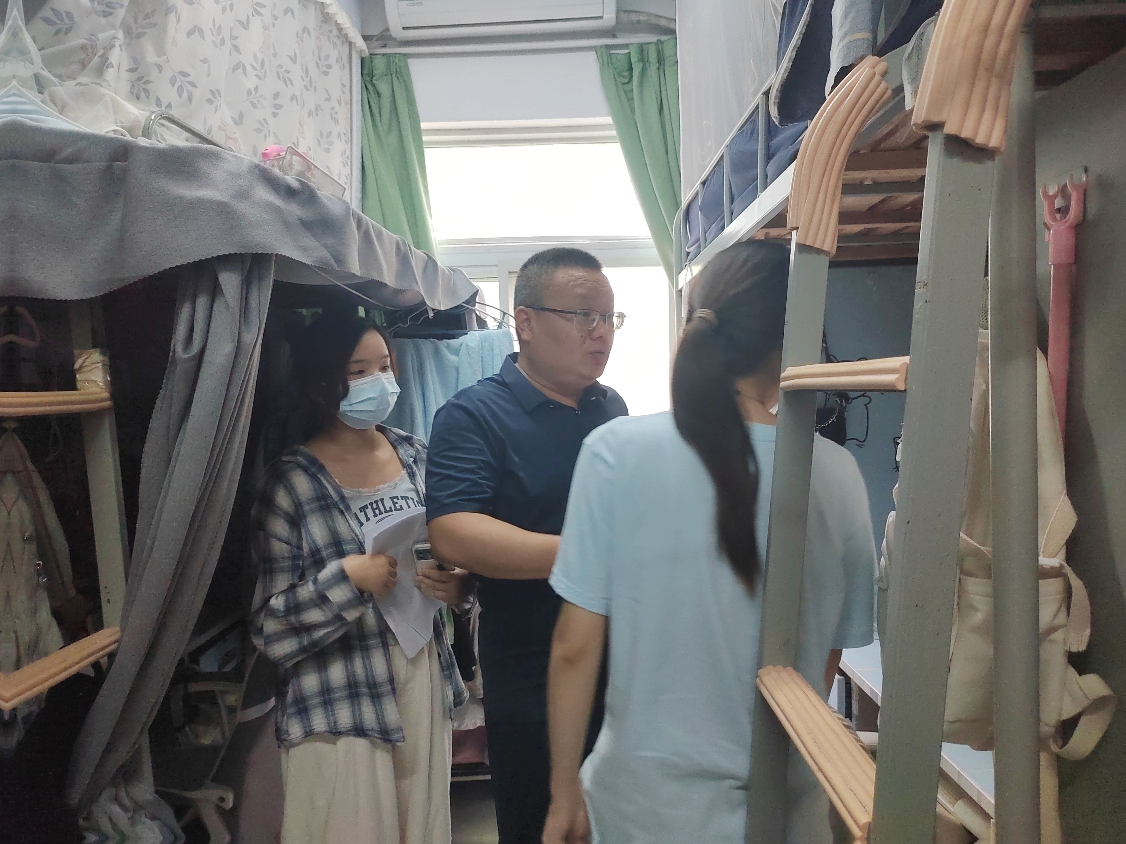 “寓”见关怀，暖心访寝—英国威廉希尔唯一官网（法学院）开展安全检查工作